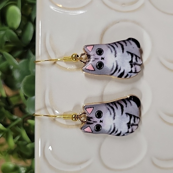 🔥LAST PAIR🔥 Grey Tabby Cat Drop Earrings - Picture 1 of 6